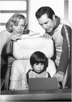Barbara Bain, Martin Landau e il piccolo protagonista in una fotografia di scena!