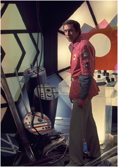 Foto di scena per Martin Landau sul set dell'astronave del Capitano Duro!