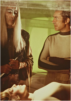 Una splendida foto di scena con i due mostri sacri: Christopher Lee e Martin Landau!